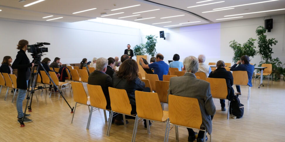 Vortrag: „Der Klimawandel und seine Auswirkungen auf Österreich“ mit anschließender Diskussion: Am Podium v.l.n.r.: Assoz. Prof. Douglas Maraun (Wegener Center für Klima und Globalen Wandel
Karl-Franzens-Universität Graz), Dipl. Ing. Patrick Trummer (Montan Universität Leoben), Andrea Ohersthaller (2. Vizebürgermeisterin, SPÖ), DI Claudia Rauner (Managerin KEM), David Steinwender (Initiator)